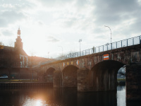 Die Alte Brücke vom St. Johanner Saarufer mit Blick auf die Schlosskirche