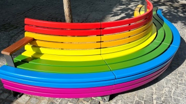 Neue Regenbogenbank in der Obertorstraße als Begegnungsort und Zeichen gegen Diskriminierung Image