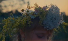 Frau mit einem Blumenkranz auf dem Kopf