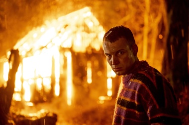Mann vor brennenden Haus