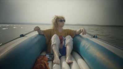 Frau im Schlauchboot
