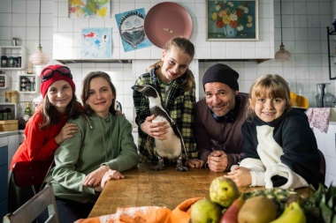 Ein Vater, 4 Töchter und ein Pinguin am Küchentisch