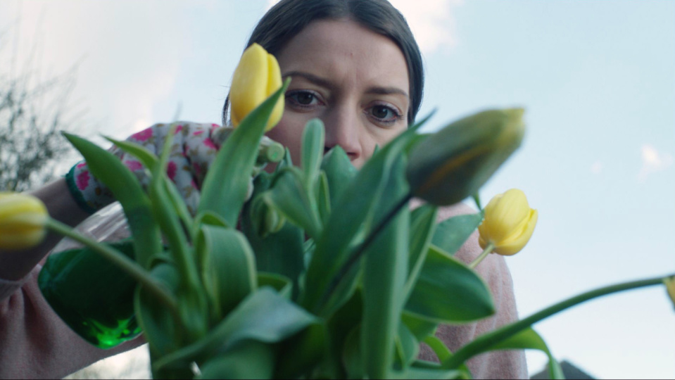 Eine Frau mit Tulpen