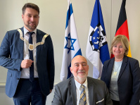 Oberbürgermeister Uwe Conradt hat am 24. Januar 2024 den israelischen Botschafter Ron Prosor und die israelische Generalkonsulin Talya Lador-Fresher im Rathaus emfpangen.