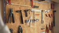 Werkzeuge an einem Werkzeugbrett