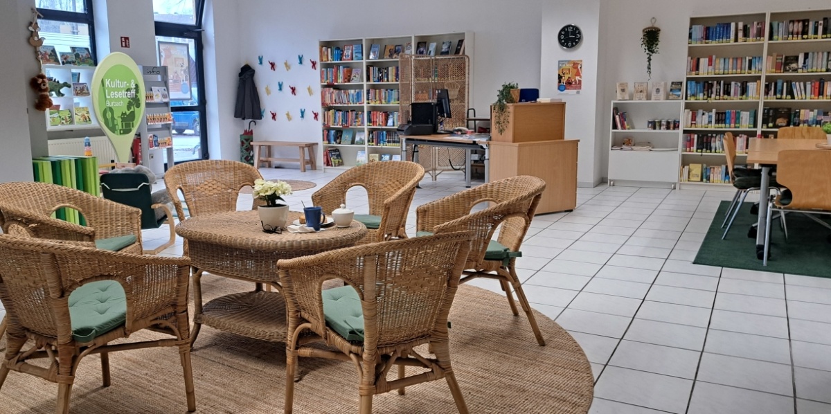 Kultur- und Lesetreff Burbach Blick in den Kultur- und Lesetreff Burbach mit Sitzgruppe und Ausleihtheke