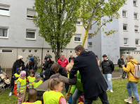 OB Uwe Conradt mit Kindern der Kitas Hirtenwies und Heilig Kreuz am 25. April eine Ulme und eine Zelkove auf dem Kleinkinderspielplatz Hirtenwies gepflanzt.