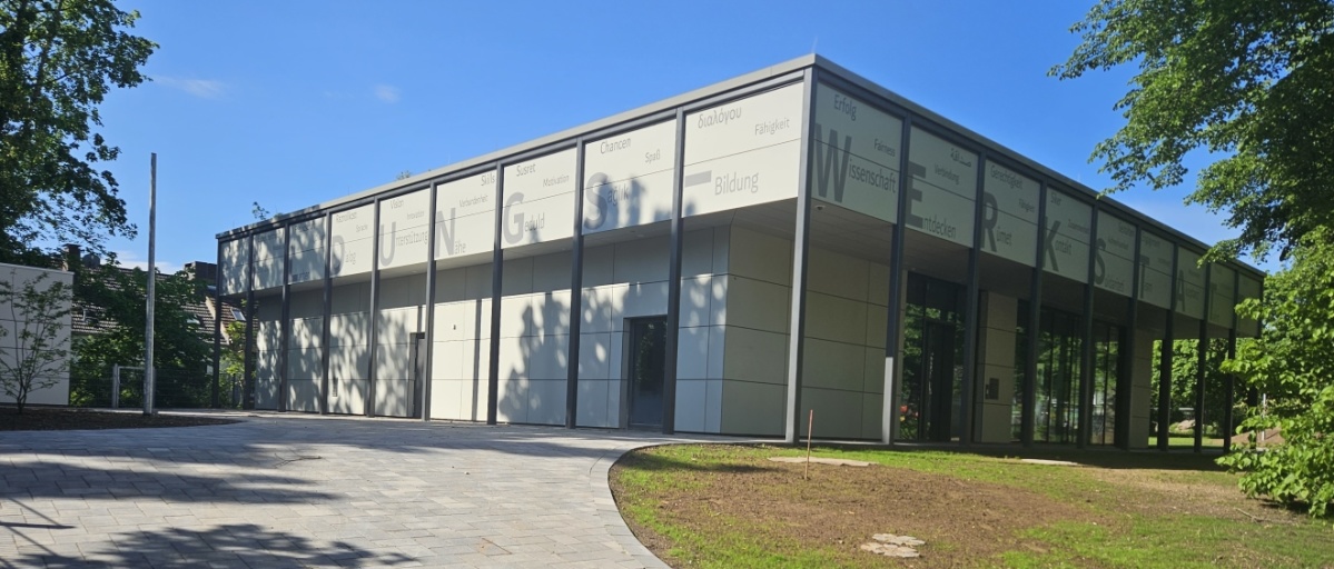 Quadratisches Gebäude mit dem Schriftzug Bildungswerkstatt 