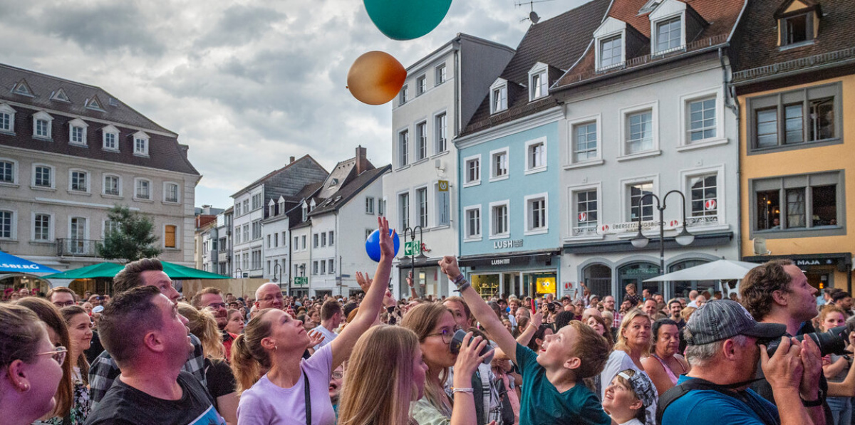 Viele Leute während der Altstadtfest in Saarbrücken