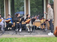 Ata Sahin und Kinder mit Instrumenten