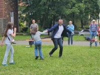 Guido tanzt mit KIndern