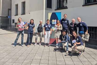 Eine Gruppe von Leuten vor der Saarbrücker Rathaus