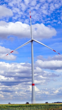 Eine Windanlage mit einem Windrad vor einer anschaulichen Landschaft