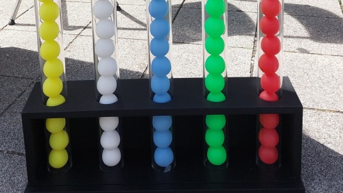 Analoger Stimmenzähler - Bällchenspiel