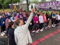 OB Conradt gibt den Startschuss für den Saarbrücker Frauenlauf 2024