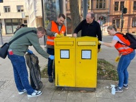 Vier Personen reinigen Briefkasten