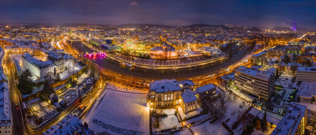 Beleuchtete Innenstadt von oben mit der Saar, dem Schloss, Staatstheater und Riesenrad