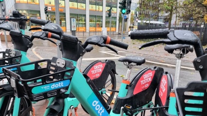 E-Bikes an einer Straße