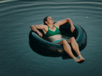 Eine Frau in einem Schwimmring im Wasser.