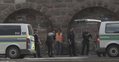 Polizeikontrolle einer Person in Warnweste.