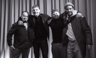 Gruppenfoto von Jannis Welters, Brandon-Marlon Moldenhauer, Zabi Tajik und Mark Tumba, Regisseure des Films WIEDERKÄUER