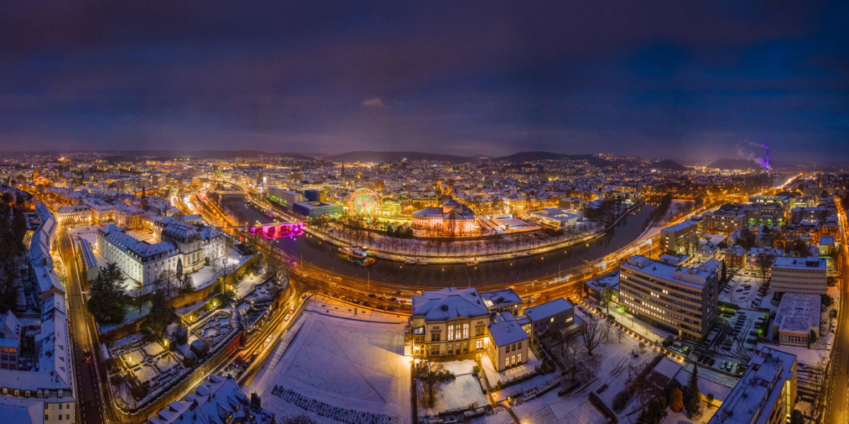 Panoramaansicht von Saarbrücken, leuchtend, schneebedeckt