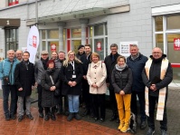 Mehrere Menschen vor einem Gebäude