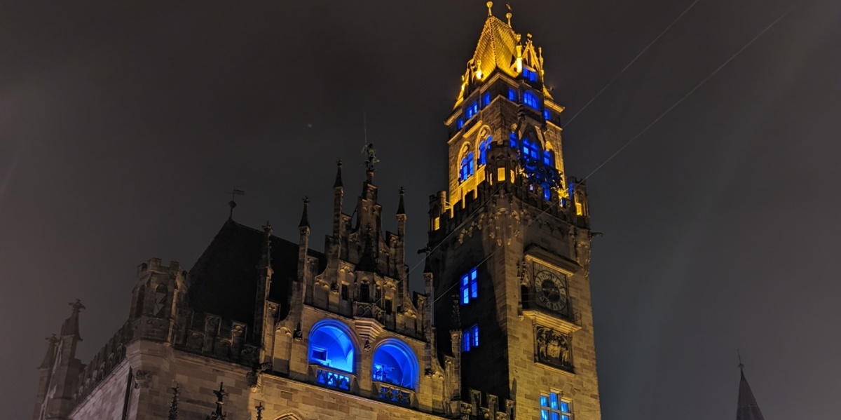 Saarbrücker Rathaus St. Johann zum  Filmfestival Max Ophüls Preis  blau beleuchtet