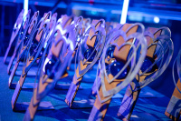 Trophen in Herzform aus Stahl und Glas