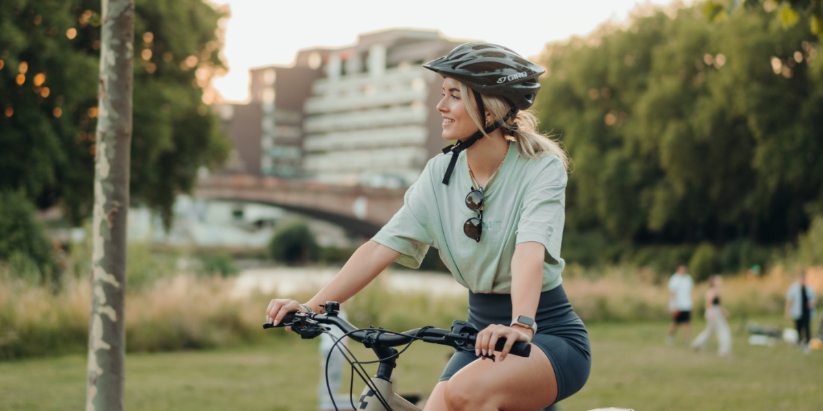 Blonde Frau auf Fahrrad