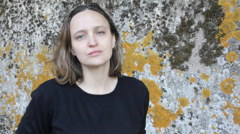Autorin Hélène Laurain auf einem gelb-grauen Hintergrund