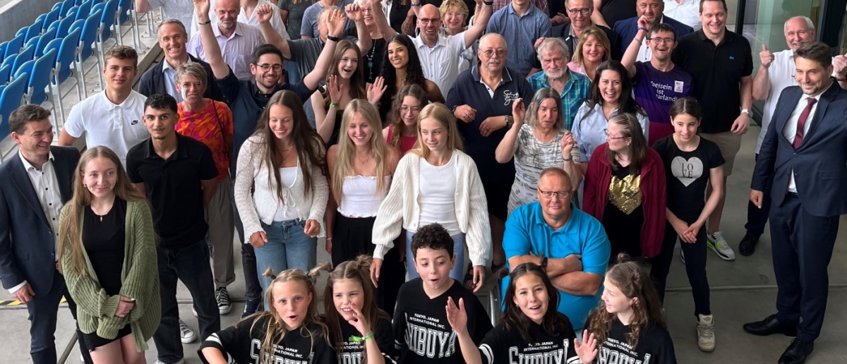 Sportlerehrung 2025 Eine große Gruppe Sportler lachend neben OB Conradt