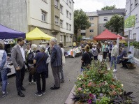 Eine bunt geschmückte Straße voller Menschen