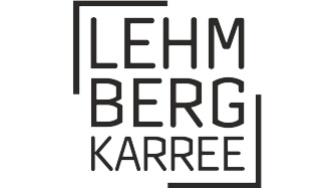 quadratisches Logo mit dreizeiliger Beschriftung Lehmberg Karree in Großbuchstaben, Schriftfarbe schwarz