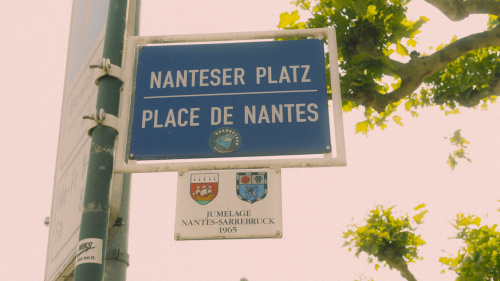 Schild Nanteser Platz - Place de Nantes auf dem Nanteser Platz, Saarbrücken