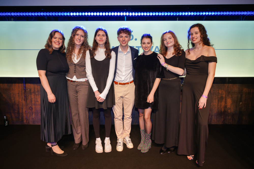 Jugendjury mit Festivalleitung bei Preisverleihung 46. FFFMOP