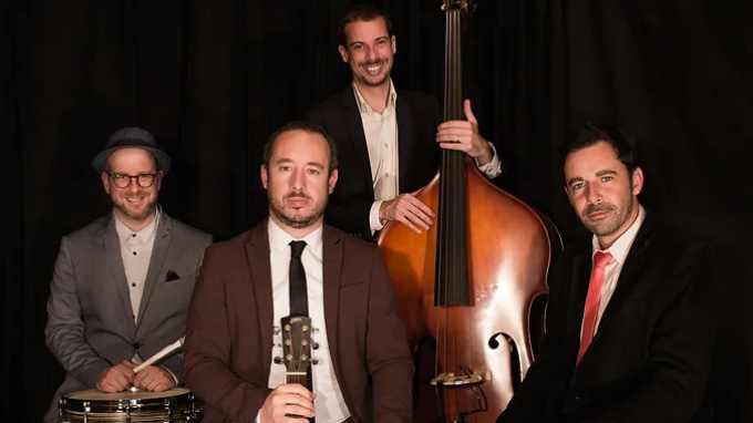 Arnaud Fradinj & Roots Combo Vier Männer an Instrumenten