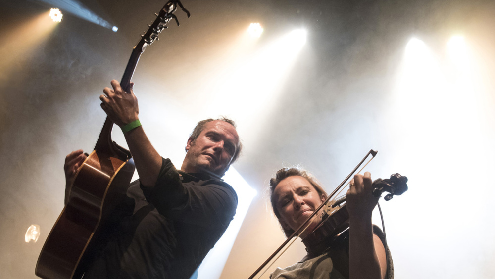 GUILLAUME BLAIN – CLAIRE LEYZOUR QUINTET Ein Mann an Gitarre und Frau an Geige