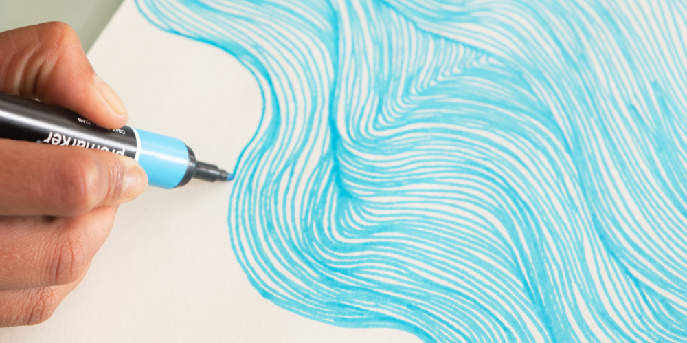 Malwettbewerb FFMOP, weißes Blatt, dass mit einem blauen Buntstift bemalt wird
