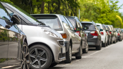 Parkende Autos am Straßenrand