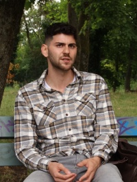 Standbild, auf dem Person zu sehen ist