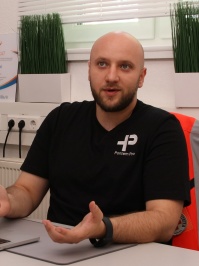 Standbild, auf dem Person zu sehen ist