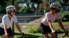 Titelbild der Broschüre "Velo Visavis", zwei Frauen auf Fahrrädern