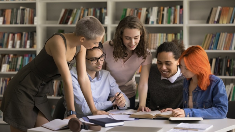Lerngruppe vor Bücherregal Lerngruppe vor Bücherregal