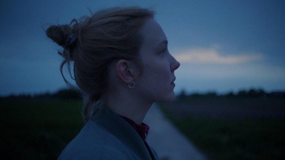 Eine Frau steht auf einem Weg und schaut in die Ferne. Eine Frau steht auf einem Weg und schaut in die Ferne.