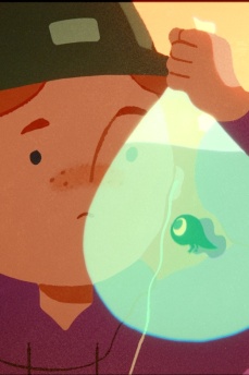 Ein Mädchen hält einen mit Wasser gefüllten Beutel mit einer Kaulquappe in der Hand. 