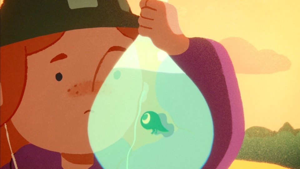 Ein Mädchen hält einen mit Wasser gefüllten Beutel mit einer Kaulquappe in der Hand. Ein Mädchen hält einen mit Wasser gefüllten Beutel mit einer Kaulquappe in der Hand.