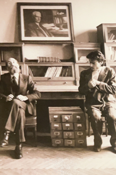 BEOBACHTER_Still_1_ Lasha Otkhmezuri.jpg Zwei Menschen sitzen an einem Tisch