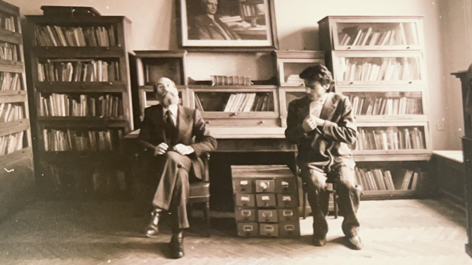 Zwei Menschen sitzen an einem Tisch Zwei Menschen sitzen an einem Tisch