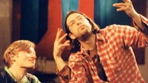 Zwei Männer schauen nach oben